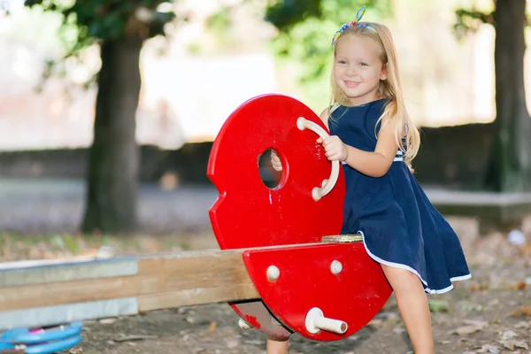 Маленькая девочка играет в парке — стоковое фото