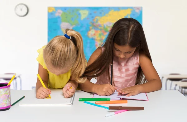 Broers en zussen schilderen op laptops — Stockfoto