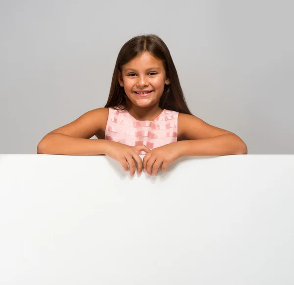 Dívka ukazuje bílý prázdný panel — Stock fotografie
