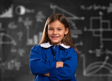 yazı tahtası önünde küçük öğrenci