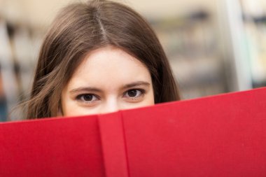 Kitap Tutan Kadın