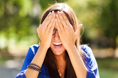 kadını elleriyle yüzünü gizleme