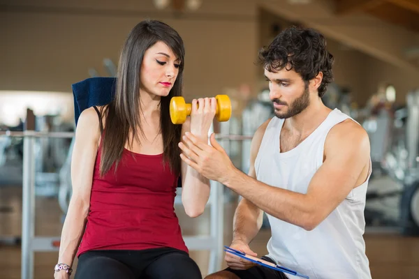 Donna che lavora in palestra — Foto Stock