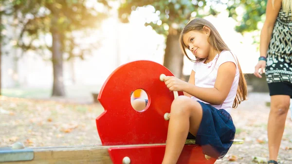 Menina brincando no parque — Fotografia de Stock