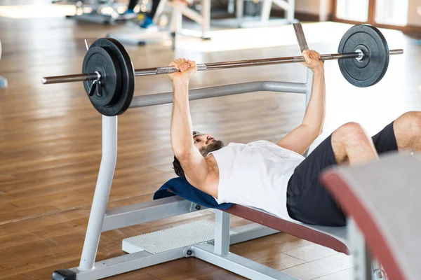 Man lifting weight — Stock Photo, Image