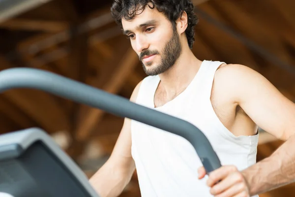 Man working out in a gym — Stock Photo, Image