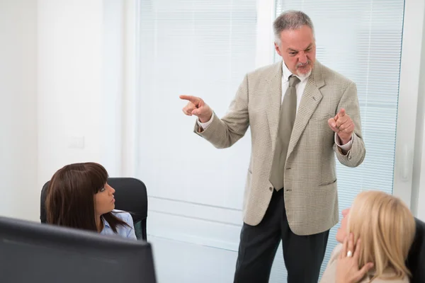 Homem de negócios irritado repreendendo colegas — Fotografia de Stock