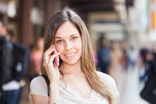 Žena mluví po telefonu — Stock fotografie