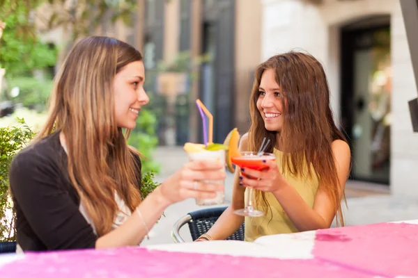 Amici che bevono un cocktail — Foto Stock