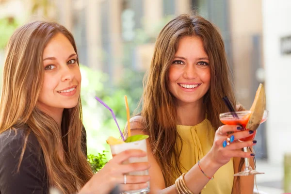 Vrienden drinken een cocktail — Stockfoto