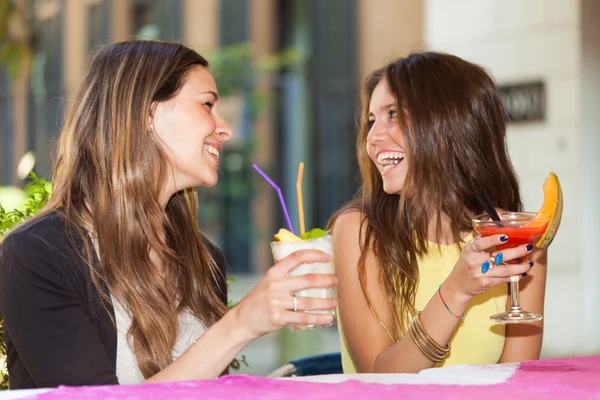 Amigos bebiendo un cóctel — Foto de Stock