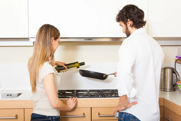 Casal tentando cozinhar algo — Fotografia de Stock