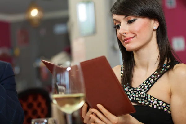 Menu de leitura de mulher no restaurante — Fotografia de Stock