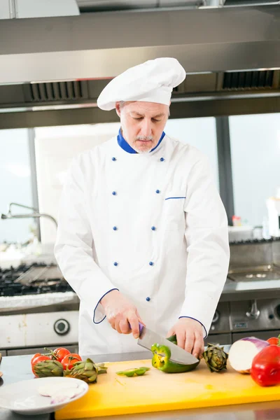 Chef en el trabajo en cocina — Foto de Stock