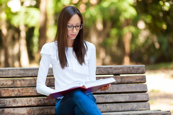 Studentessa che studia in panchina — Foto Stock