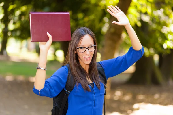 Estudiante mujer celebración libro —  Fotos de Stock