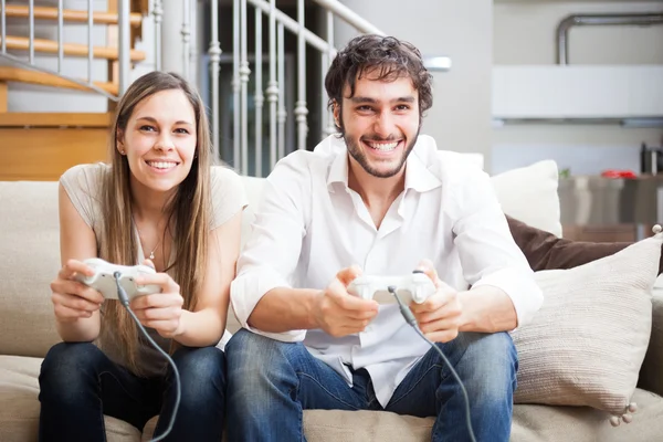 Couple playing video games — Stock Photo, Image