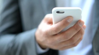 onun smartphone kullanarak iş adamı 