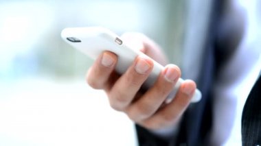 onun smartphone kullanarak iş adamı 