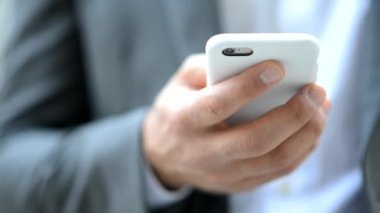 onun smartphone kullanarak iş adamı 