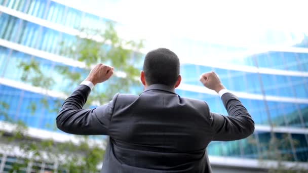 Hombre de negocios en una pose de victoria — Vídeo de stock
