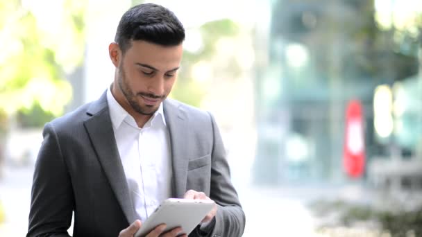 Administrador utilizando una tableta digital al aire libre — Vídeo de stock