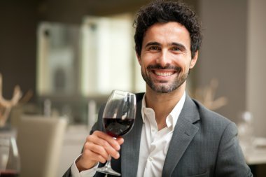 Adam bir bardak şarap tadımı
