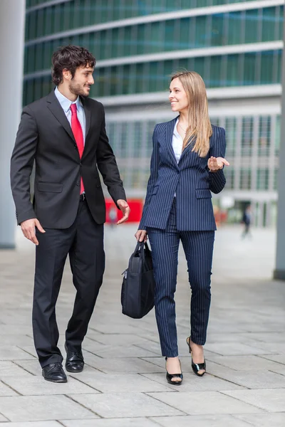 Zakenpartners wandelen — Stockfoto