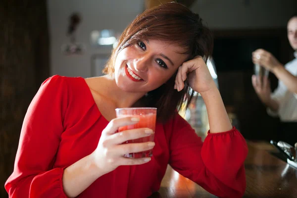 Donna che tiene un bicchiere da cocktail — Foto Stock