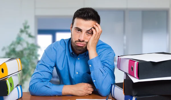 Hombre haciendo trabajo aburrido — Foto de Stock