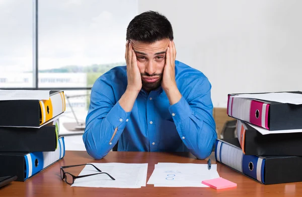 Hombre haciendo trabajo aburrido — Foto de Stock