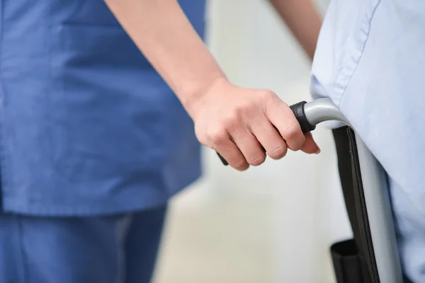 Sjuksköterska tar hand om en patient — Stockfoto