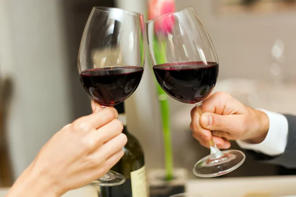 Casal brindar copos de vinho — Fotografia de Stock