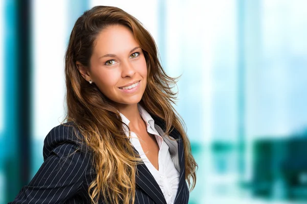 Joven empresaria sonriendo —  Fotos de Stock