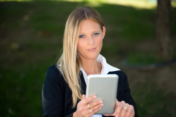 Tablet kullanan iş kadını — Stok fotoğraf