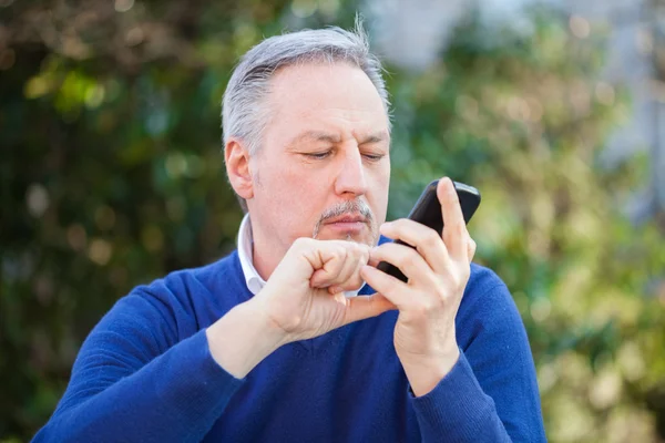 Starší muž pomocí jeho mobil — Stock fotografie
