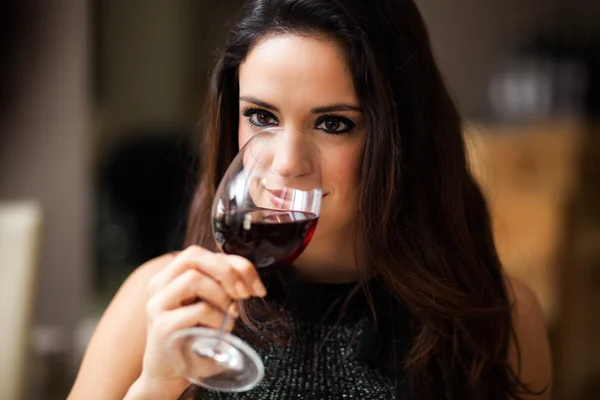 Kvinna dricker rött vin — Stockfoto