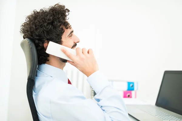 Empresário falando ao telefone — Fotografia de Stock