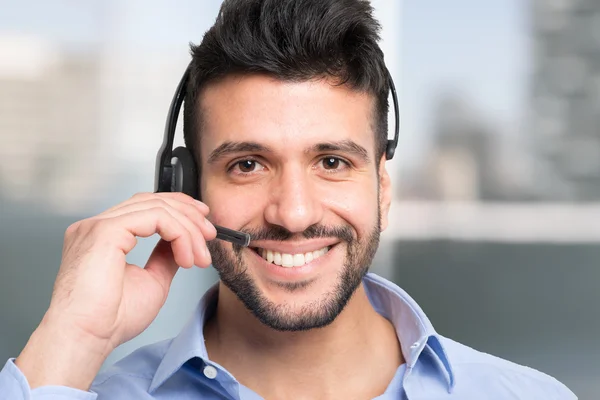 Mann benutzt ein Headset — Stockfoto