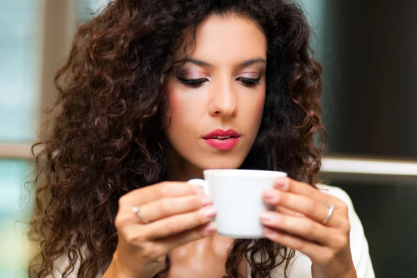 Mujer tomando taza de café — Foto de Stock