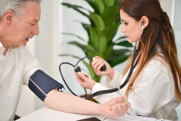 Médico usando un estetoscopio — Foto de Stock