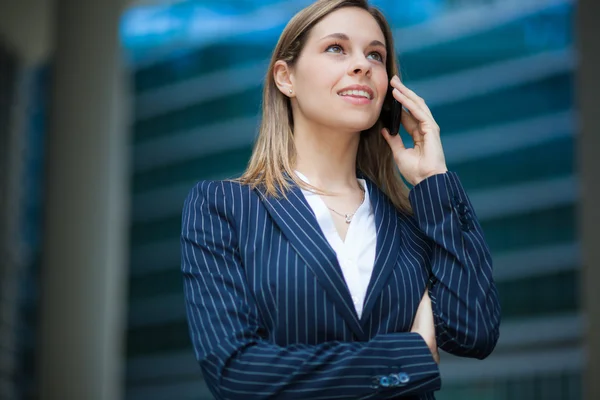 Kvinna pratar i telefon — Stockfoto