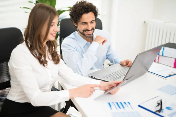 Mensen uit het bedrijfsleven met behulp van een laptop — Stockfoto