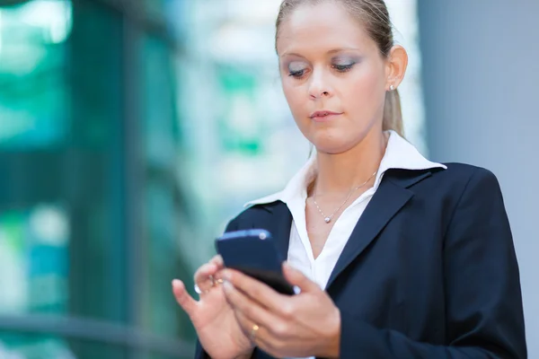 Zakenvrouw die telefoon gebruikt — Stockfoto