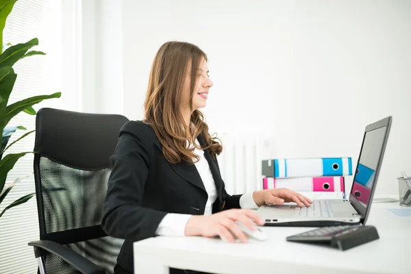 Femme au travail au bureau — Photo