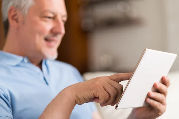 Senior man met een digitale tablet — Stockfoto