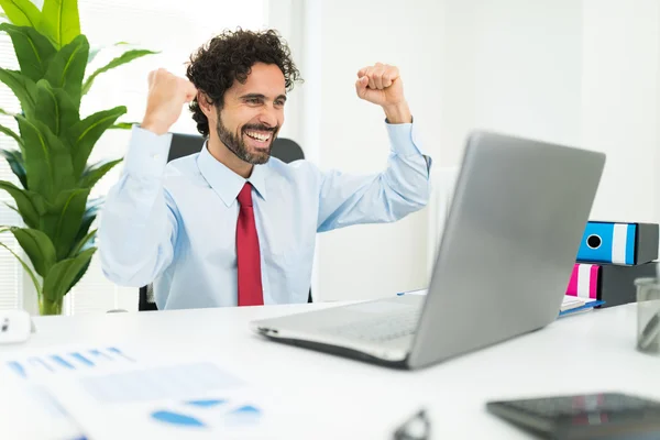 Geschäftsmann schaut auf seinen Computer — Stockfoto