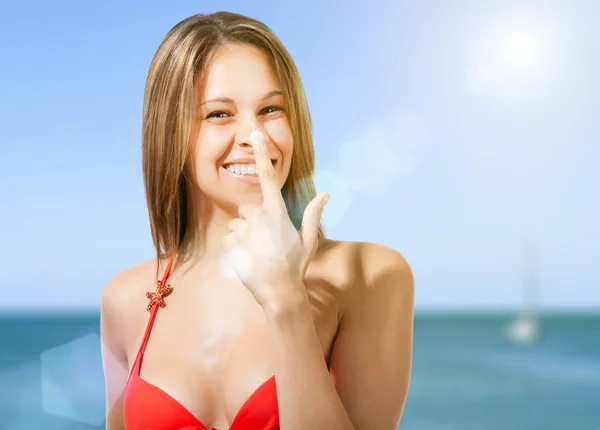 Kvinna tillämpa solfilter på näsan — Stockfoto