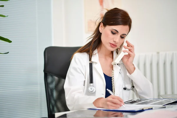 Doctor talking on the phone — Stock Photo, Image