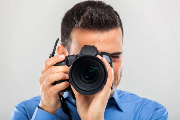 Mężczyzna, trzymając aparat fotograficzny — Zdjęcie stockowe